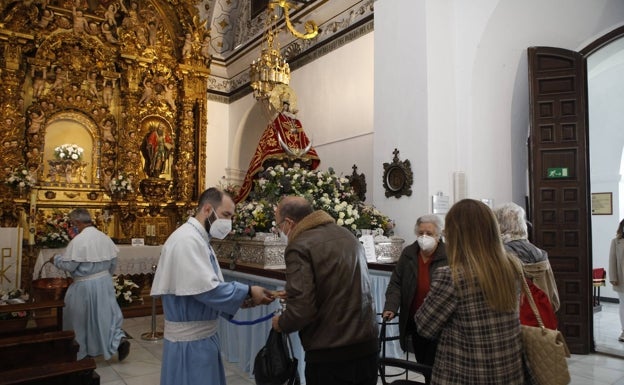 Un besamanto atípico en el santuario de la Montaña de Cáceres