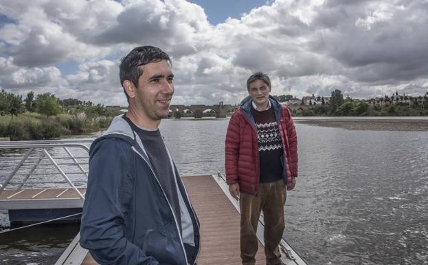 Los investigadores Francisco Márquez y Francisco Vázquez Pardo, de Cicytex, llevan años analizando el río. 