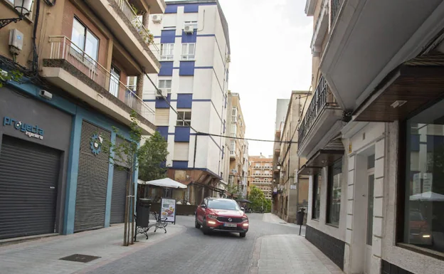 Un coche dirigiéndose a la calle peatonal Obispo Segura Sáez de Cáceres. /jorge rey