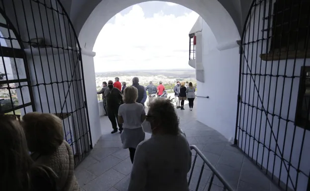 Devotos de la Virgen de la Montaña saliendo del santuario tras pasar ante la imagen de la patrona, ayer. /jorge rey