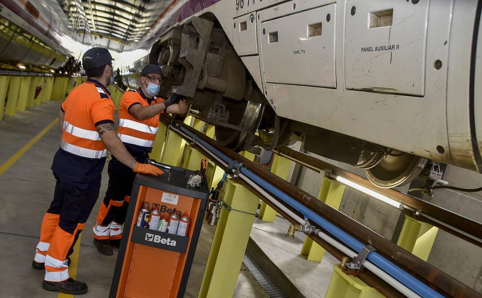 Operarios de Renfe reparan los trenesen el nuevo taller./Casimiro Moreno