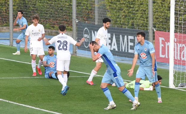 César Morgado, Alayeto y Ernest Forgas, en el suelo, se lamentan por una ocasión fallida ante el Castilla. /ADG MEDIA