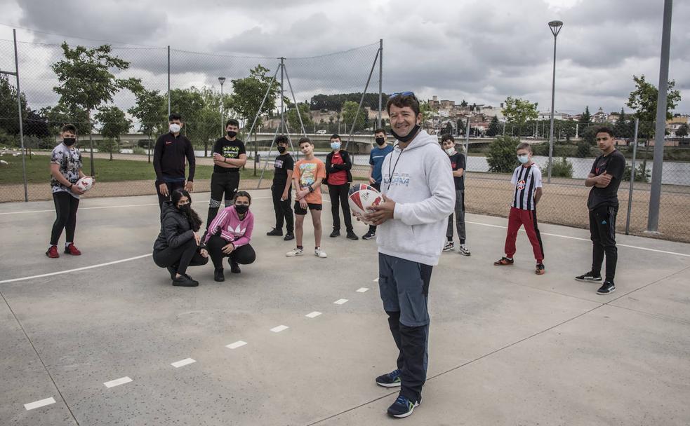 Jorge de Urquiza, en las pistas del parque del río, enseña a sus alumnos a jugar al rugby. /pakopí