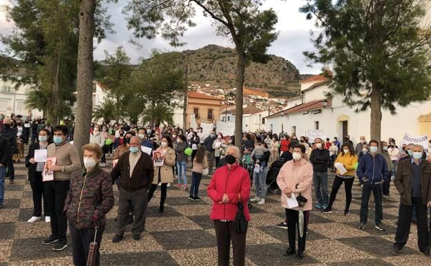 300 vecinos de Hornachos se concentran en el cuarto aniversario de la desaparición de Francisca