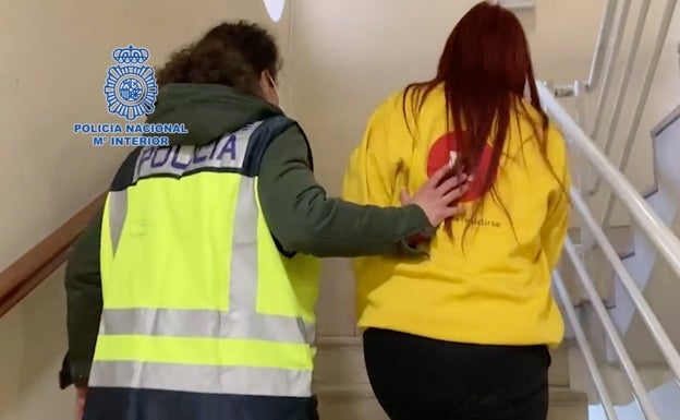Una joven ofrecía la virginidad de una chica de 14 años por dinero