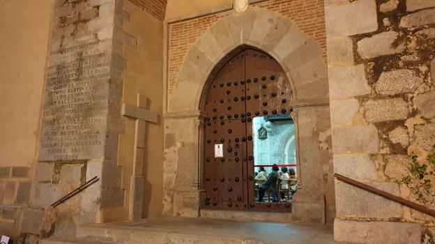 Campanario borrará los vestigios franquistas de su iglesia