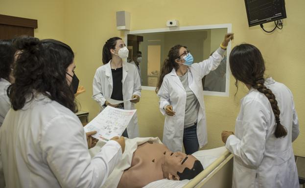 Extremadura ofrece ahora un 45% más de plazas de MIR que hace cinco años