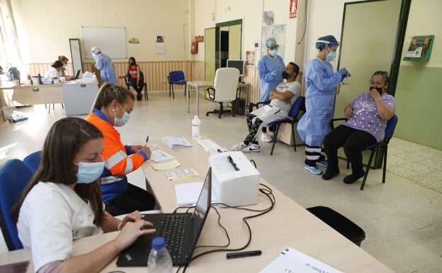 Sanidad trata de controlar la elevada incidencia de covid en el barrio cacereño de Aldea Moret