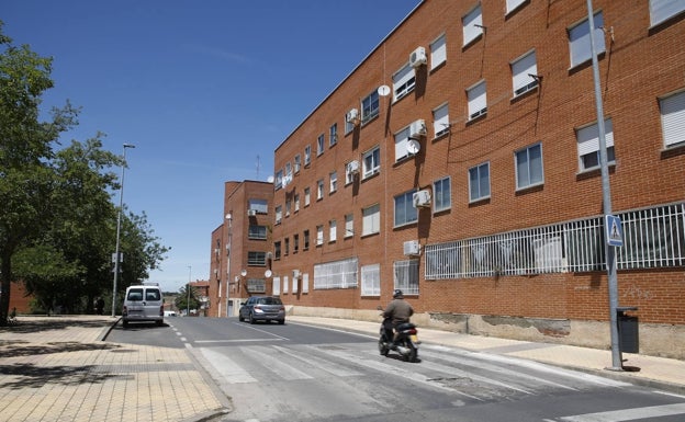 El Ayuntamiento interviene contra los okupas en un bloque de la barriada cacereña de Aldea Moret