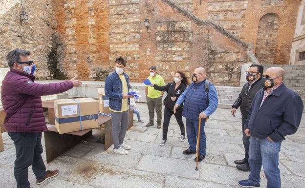 Cáceres el Viejo justifica haber repartido entre sus socios los envases para la orina de perros