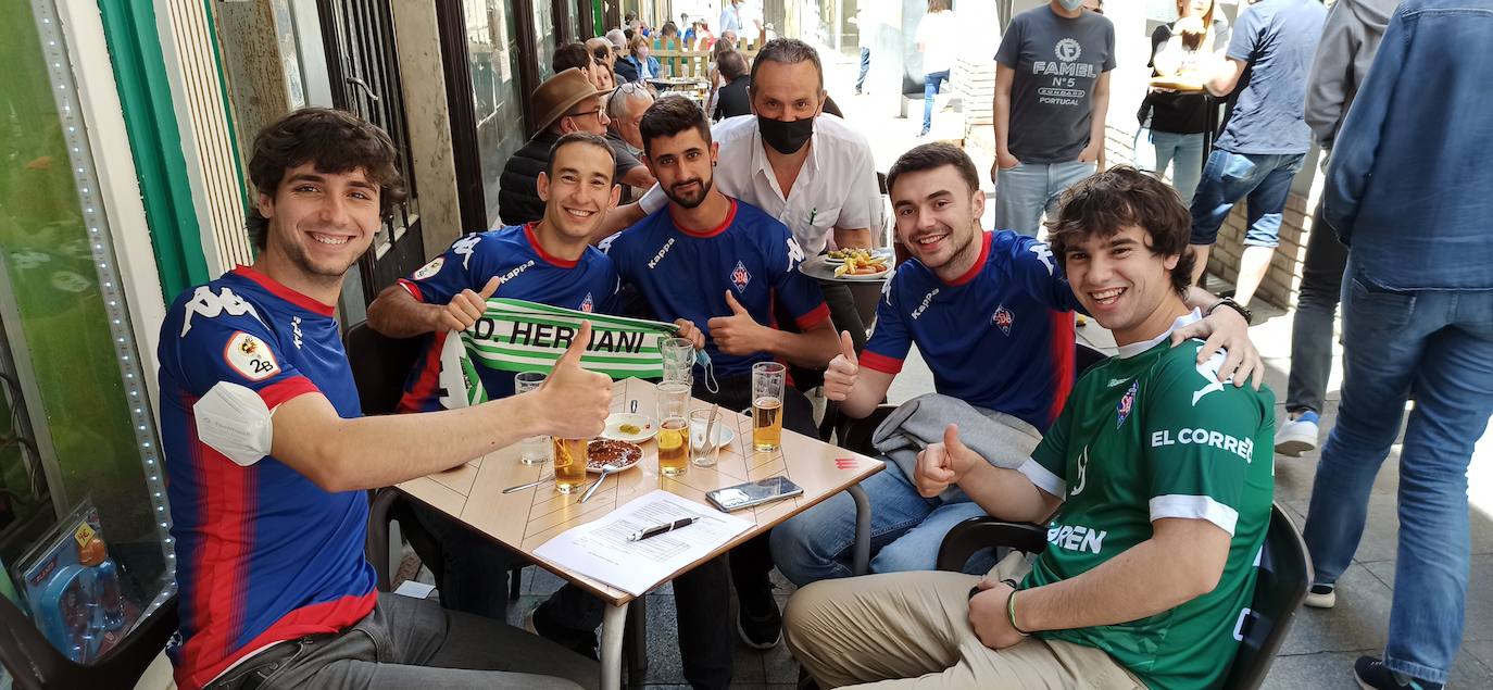 Los aficionados del Badajoz disfrutan del ambiente previo al partido