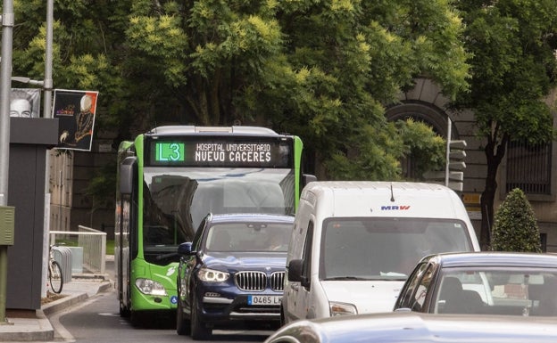 La línea 8 del bus de Cáceres aumenta su frecuencia desde el 1 de junio y la 3 dejará de recorrer el campus en septiembre