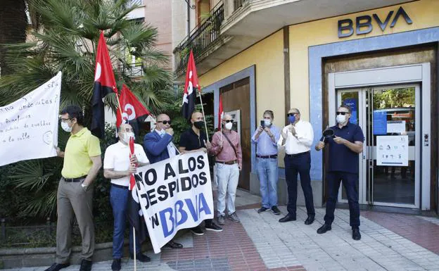 Los trabajadores vuelven a concentrarse este lunes contra el ERE del BBVA en Extremadura