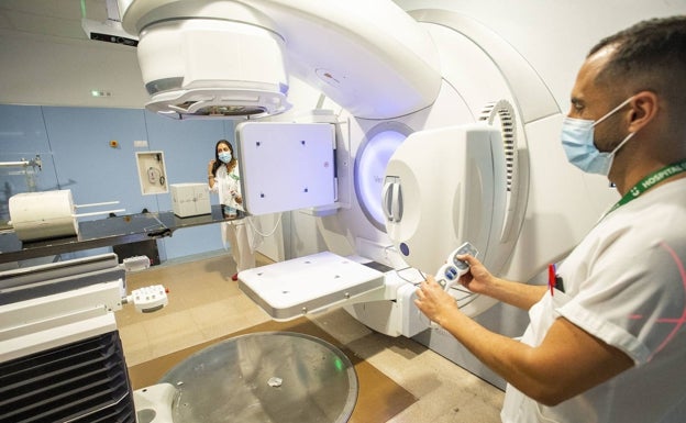 El acelerador lineal del Universitario de Cáceres da servicio a sus primeros pacientes