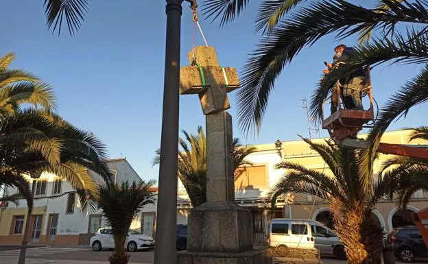 Retiran la Cruz de la calle Larga Alta de Casar de Cáceres y la traladan al cementerio