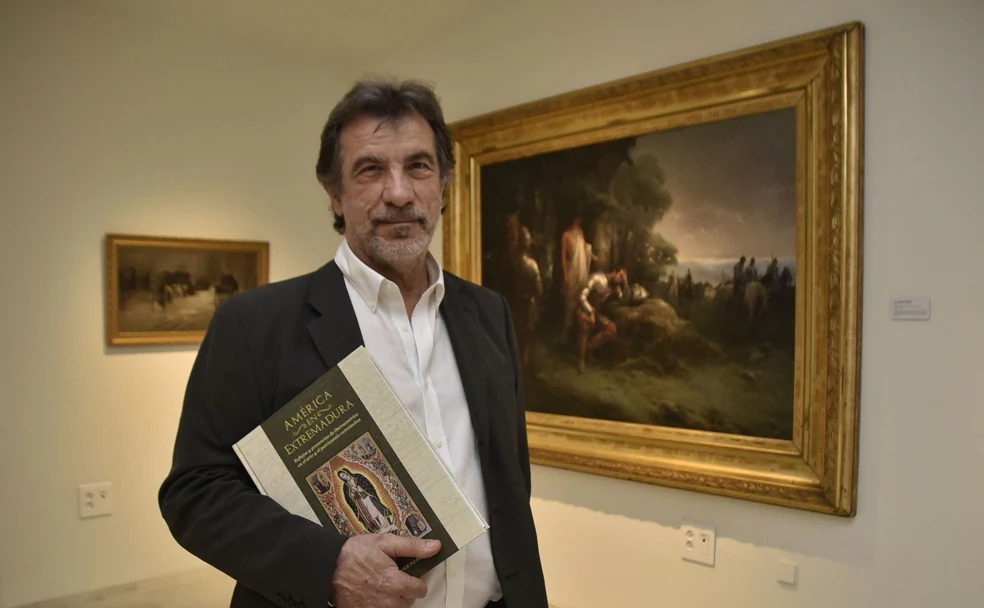 Francisco Javier Pizarro, autor del libro, junto al cuadro 'La noche triste de Hernán Cortés, que está en el MUBA. /Casimiro Moreno