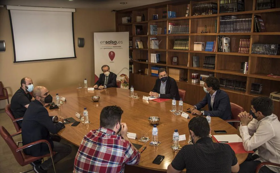 La mesa redonda se celebró en las instalaciones de HOYy contó con la presencia de representantes de los restaurantes Barbarossa, Carnívora, Dromo y Versátil./pakopí