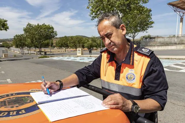 Álvaro Iglesias, con su cuaderno de firmas en el Berrocal. / A. SOLÉ