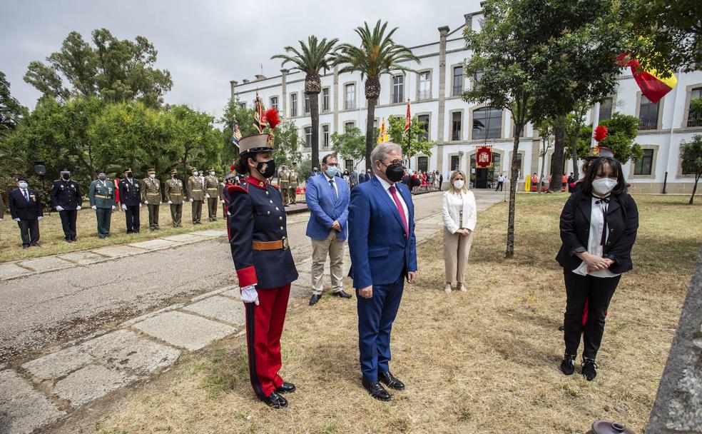 Representantes de las instituciones galardonadas en el acto militar. /jorge rey