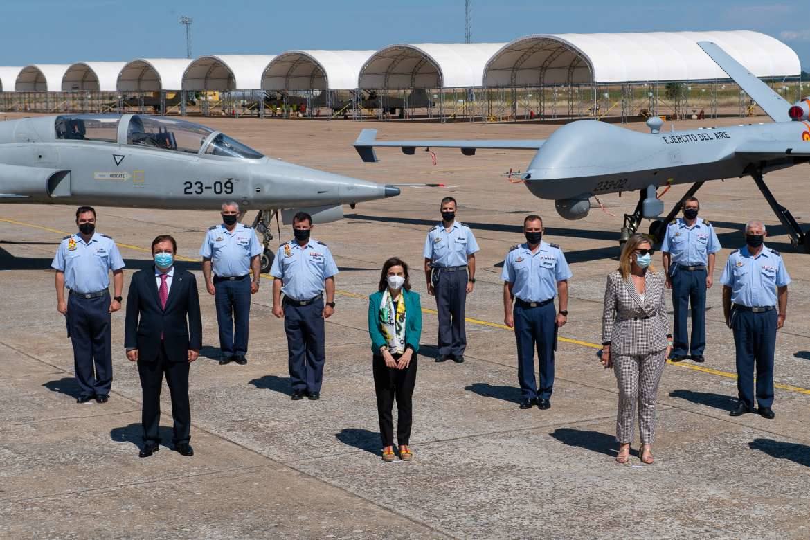 Margarita Robles visita la Base Aérea de Talavera la Real