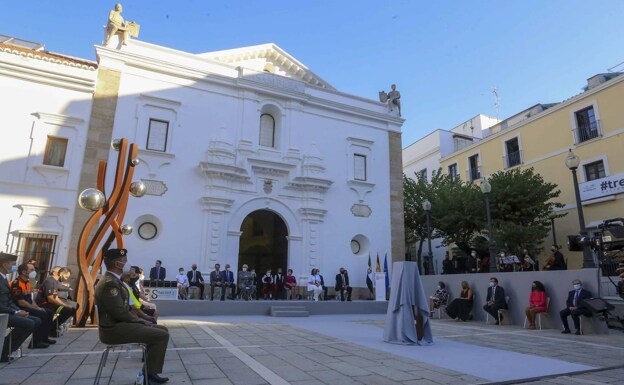 Imagen del acto de entrega de medallas de Extremadura el año pasado, en el patio de los naranjos de la Asamblea de Extremadura en Mérida. /HOY