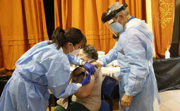 Una enfermera vacunando a una persona mayor de 80 años en Huertas de Ánimas, una pedanía de Trujillo. /HOY