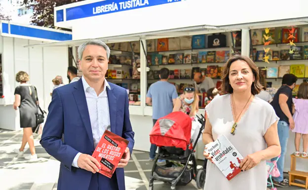 Vicente Vallés y Pepa Bueno esta mañana en la Feria del Libro de Badajoz /J. V. Arnelas