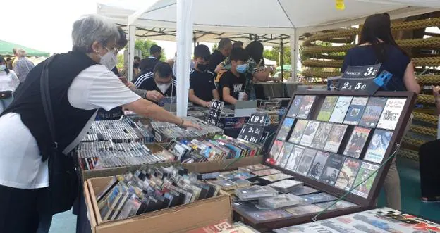 Asistentes a la Feria Internacional del Coleccionismo en Villanueva de la Serena. / S. GÓMEZ