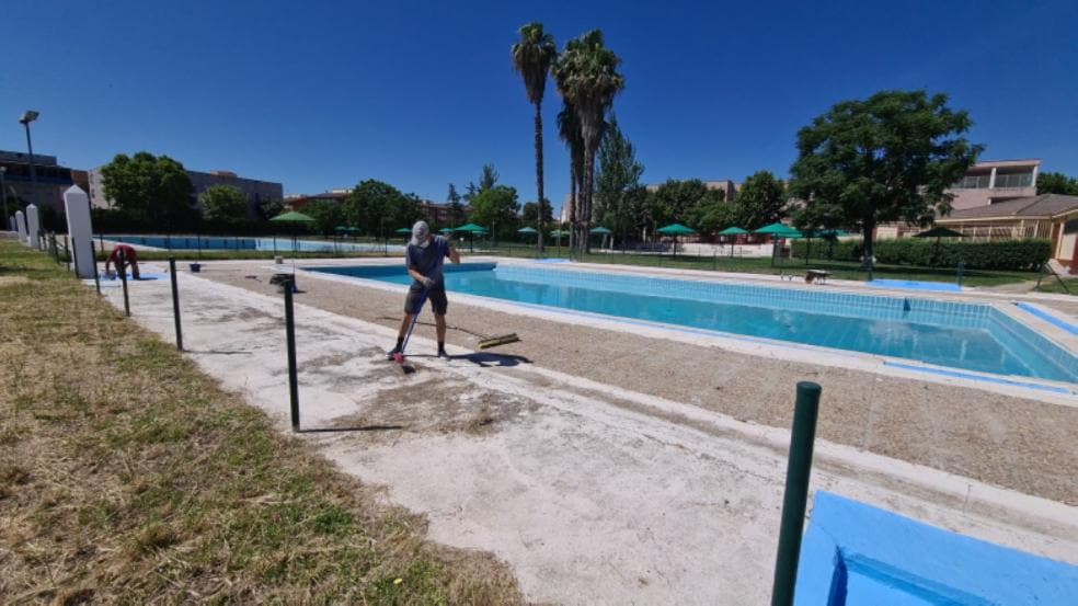 Un operario limpia el contorno del vaso en el Polideportivo Guadiana . / J. M. ROMERO