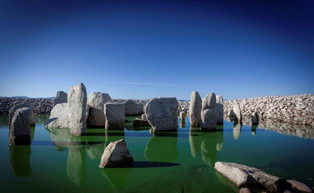 Los arqueólogos excavarán y protegerán el dolmen de Guadalperal cuando baje la cota de Valdecañas