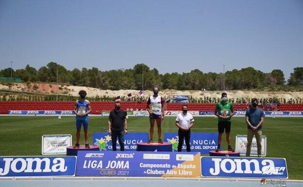 El capitán del Capex Juan Manuel González, en lo más alto del podio con el trofeo de campeón de Primera División de Clubes. /@AtletismoRFEA