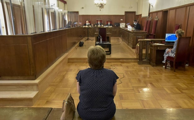 La Audiencia de Badajoz absuelve a la mujer acusada de quedarse con 90.000 euros de su tío