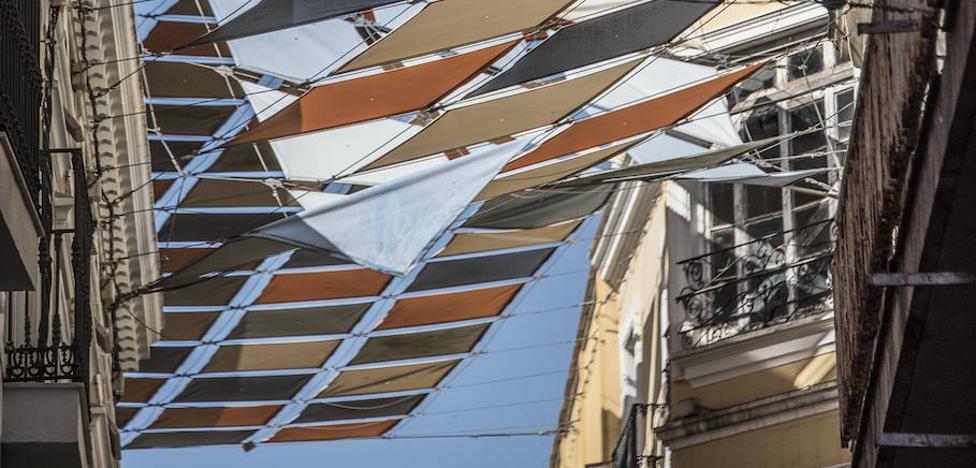 A la calle San Juan de Badajoz se le caen los toldos - Vimarsana News