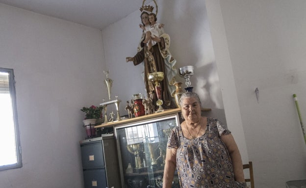 Carmen Alor, junto con la Virgen del Carmen a la que le tenía una gran devoción. /HOY