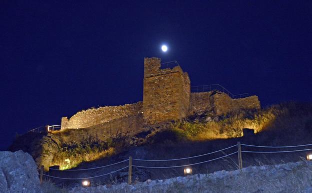 El castillo de Magacela mejora su accesibilidad y luce nueva iluminación
