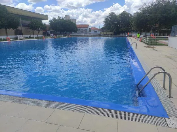 La piscina municipal de Trujillo, ayer, casi sin bañistas. 