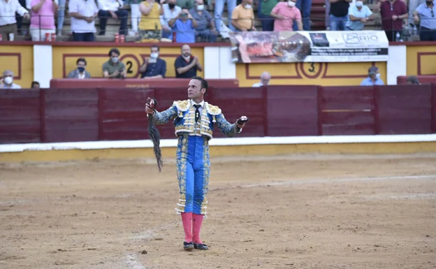 Antonio Ferrera con las dos orejas y rabo que cortó al cuarto de la tarde e la plaza de toros de Badajoz. /casimiro