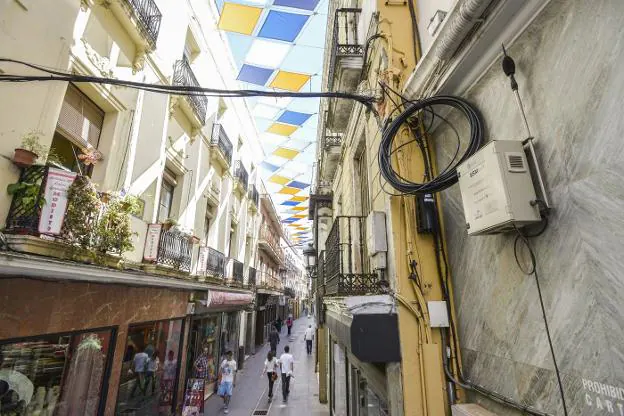 Un micrófono midiendo el ruido en la calle San Juan. / HOY