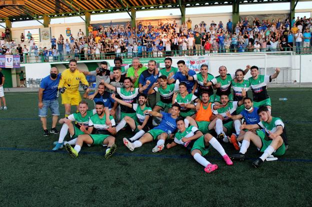 Los jugadores del Don Álvaro celebran el ascenso a Tercera. / M. CAMACHO