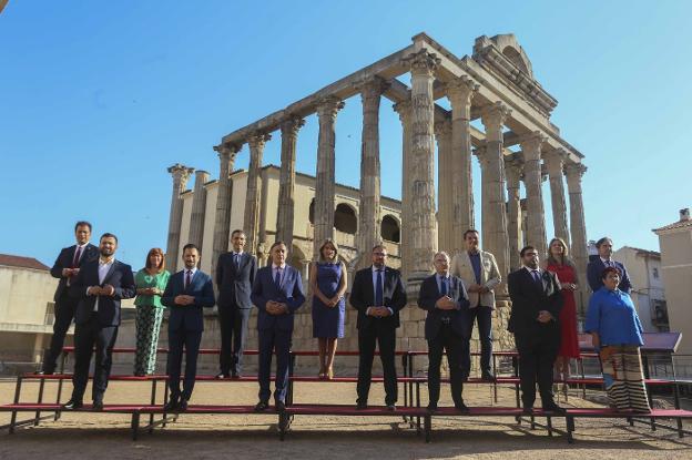 Foto de los alcaldes que participaron ayer en Mérida en la asamblea del Grupo de Ciudades Patrimonio de la Humanidad por la Unesco. / J. M. ROMERO