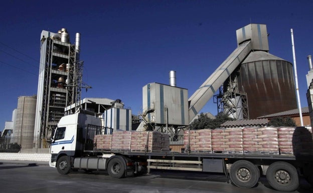 KKR vende la cementera de Alconera a una empresa brasileña