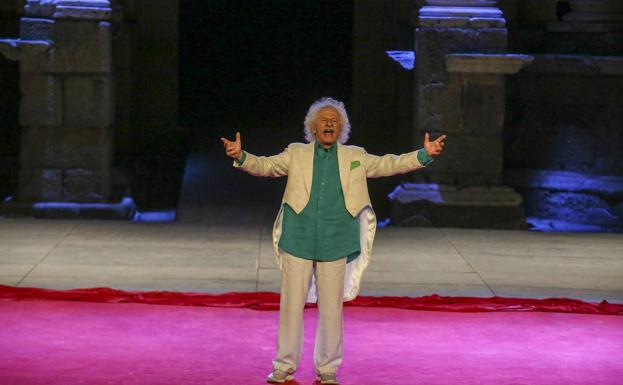 El Brujo agita su pócima para la risa