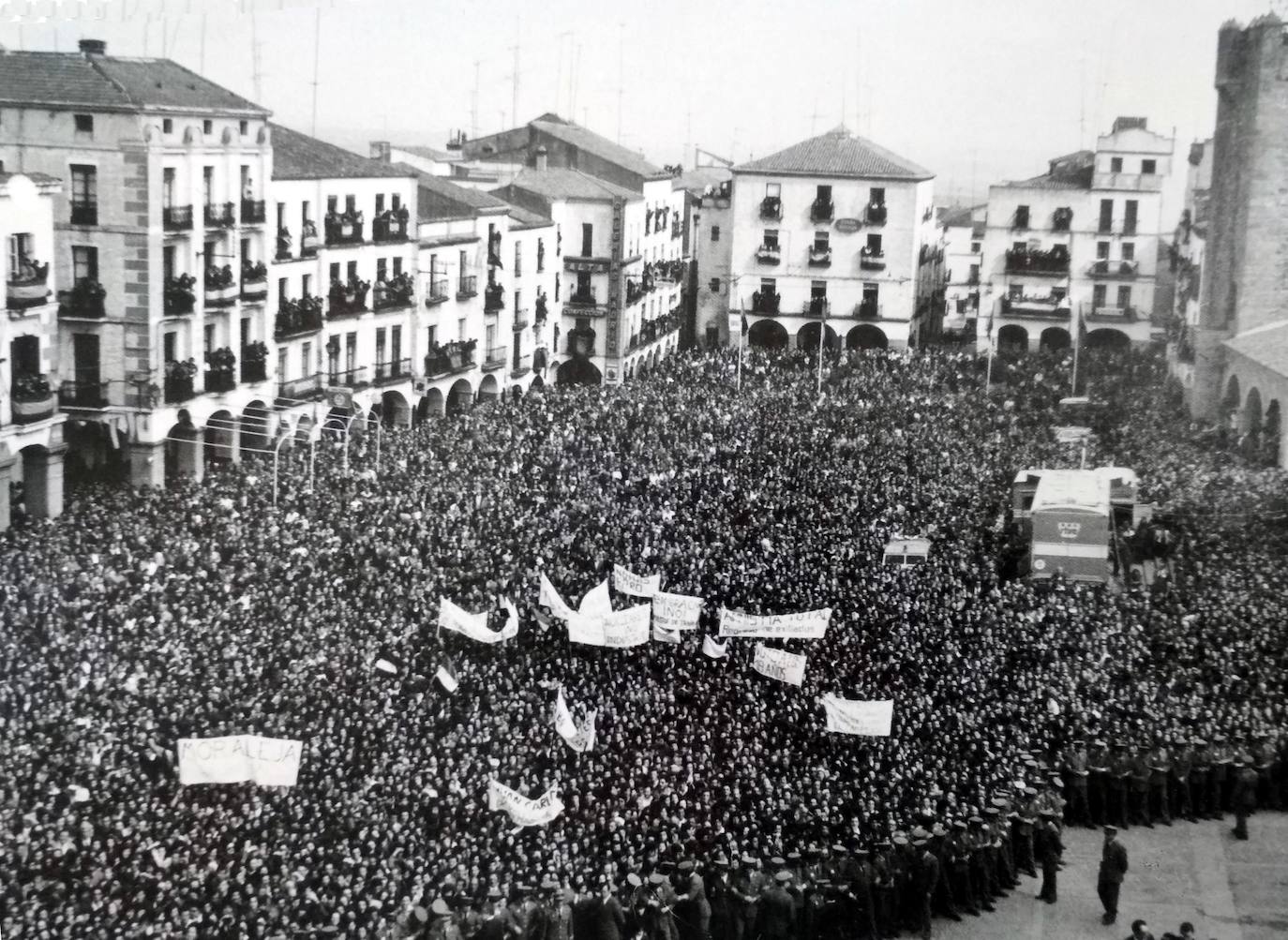 Moto de papel | La dimisión del alcalde franquista de Cáceres y placentinos injustamente apaleados