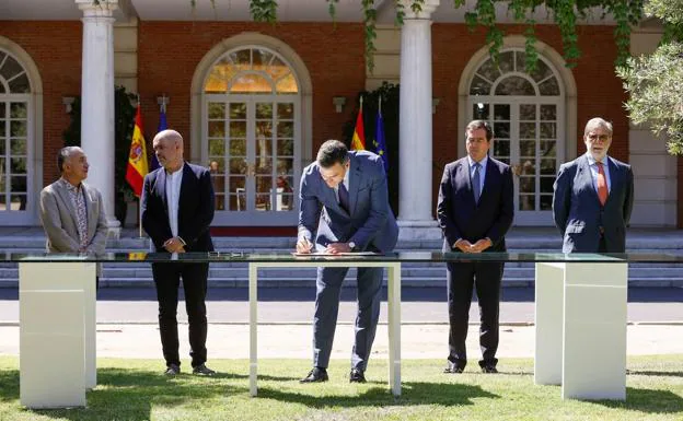 Firma del último acuerdo sobre pensiones el pasado jueves en la Moncloa. /HOY