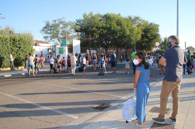 Alumnos a la entrada del colegio en Villanueva de la Serena. / S.G.