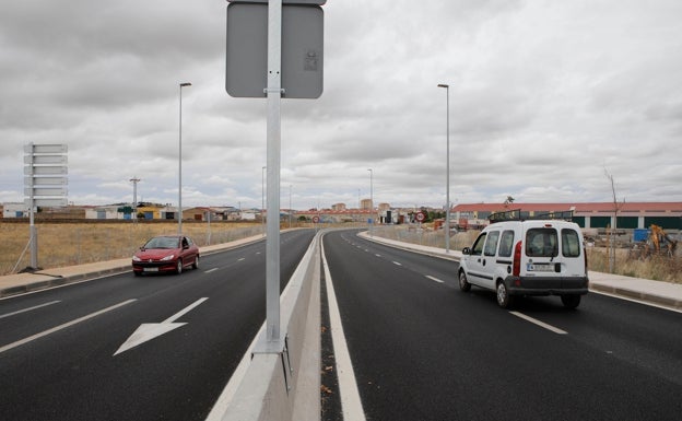 La entrada a Cáceres por la carretera de 'las torres' estrena doble carril