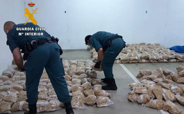 La Guardia Civil intercepta una furgoneta cargada con 440 kilos de tabaco de contrabando