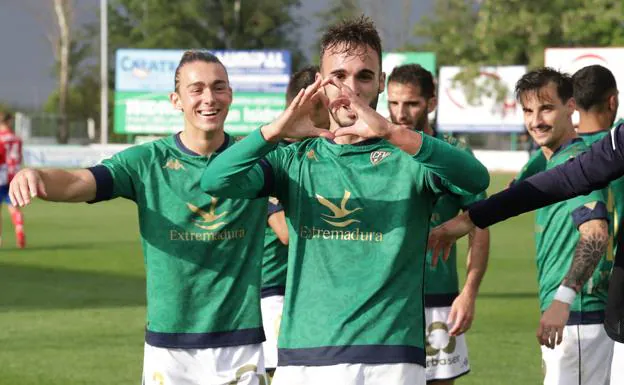 Viñuela celebra uno de sus cuatro goles de la pasada campaña. /E. Domeque