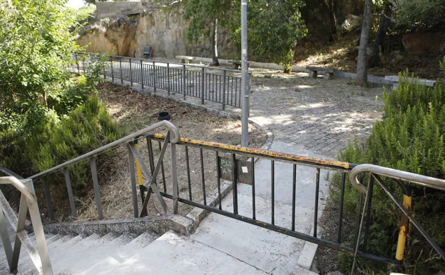 El mirador de las escaleras de San Marquino cerrado con una valla. /A. MÉNDEZ