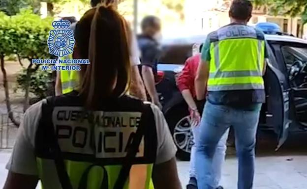 La Policía Nacional detiene a dos hombres por el atraco a un comercial de joyas en la Rambla de Mérida